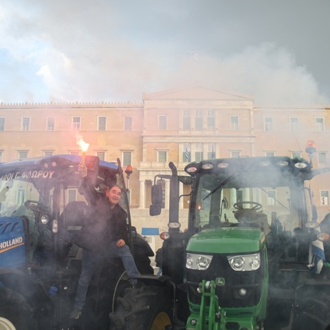 Αγρότες πάνω στα τρακτέρ τους μπροστά από τη Βουλή στο Σύνταγμα