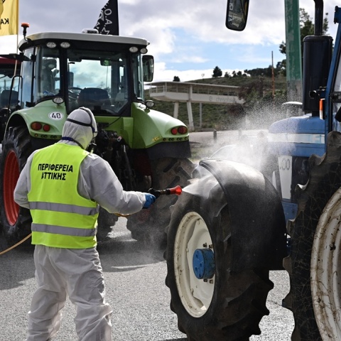 Οι αγρότες κατεβαίνουν στο Σύνταγμα - Δείτε εικόνες από την απολύμανση των τρακτέρ και το κομβόι