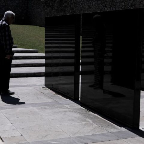 Το Athens Review of Books παρουσιάζει τον διορθωμένο κατάλογο των 200 της Καισαριανής, επισημαίνοντας λάθη και παραποιήσεις που διατηρήθηκαν επί δεκαετίες.