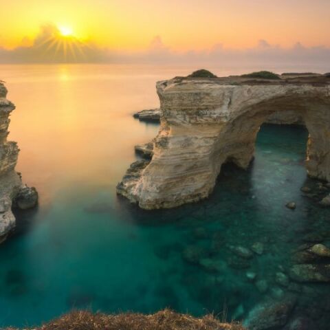 Κατέρρευσε στη θάλασσα η «Αψίδα των Εραστών» στην Ιταλία ανήμερα του Αγίου Βαλεντίνου - Ένα από τα πιο αναγνωρίσιμα φυσικά τοπόσημα της Αδριατικής