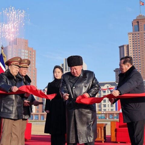 Βόρεια Κορέα: Ο Κιμ Γιονγκ Ουν παρουσίασε νέα κατοικίες για οικογένειες στρατιωτών που σκοτώθηκαν στην Ουκρανία πολεμώντας στο πλευρό της Ρωσίας.