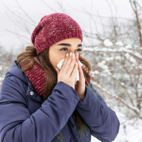 Μη βγεις έξω στο κρύο, θα αρρωστήσεις: Αλήθεια ή μύθος; - Eιδικοί εξηγούν