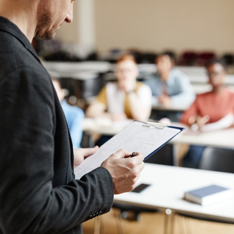 Καθηγητής πανεπιστημίου μέσα σε αμφιθέατρο