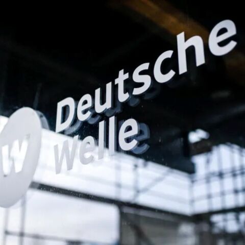 Το σήμα της Deutsche Welle στα κεντρικά της γραφεία