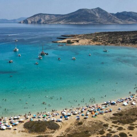 Κουφονήσια: «Μπλόκο» σε καντίνες και ξαπλώστρες στο Πορί και την Ιταλίδα