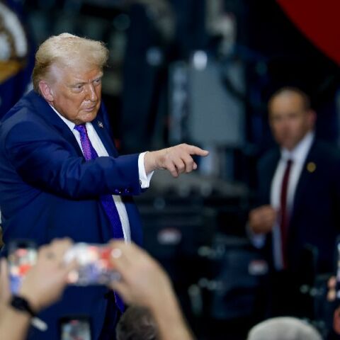 Τραμπ: Εξετάζω το ενδεχόμενο μιας περιορισμένης επίθεσης στο Ιράν