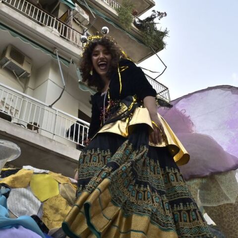 Κορυφώνονται οι απόκριες στην Αθήνα με μεγάλη παρέλαση στο κέντρο και πάρτι στην πλατεία Κοτζιά - Παραδοσιακό γλέντι και χαρταετοί στου Φιλοπάππου.