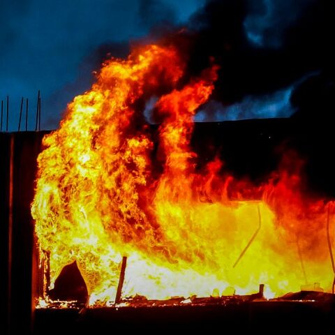 Φλόγες από την πυρκαγιά σε επιχείρηση αθλητικών ειδών στα Σπάτα