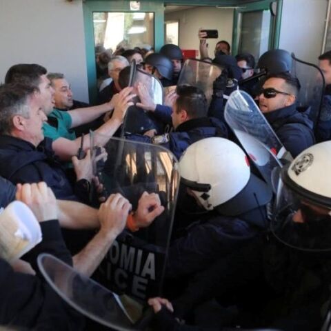 Σκηνή από τη σύγκρουση διαδηλωτών και ΜΑΤ έξω από τα ΤΕΠ του Γενικού Κρατικού Νίκαιας