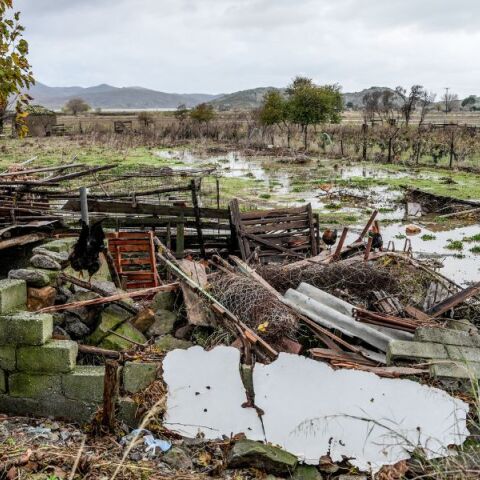 Η Λήμνος ζητά να κηρυχθεί σε έκτακτη ανάγκη μετά τις μεγάλες πλημμυρικές καταστροφές - Χωρίς νερό η Μύρινα, σοβαρές ζημιές σε υποδομές και δίκτυα.