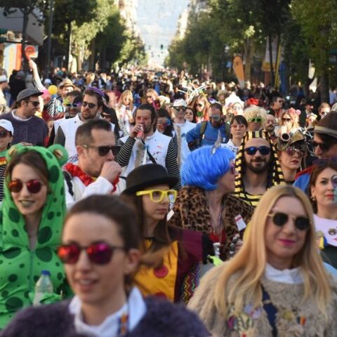 Live από την Πάτρα: Κορύφωση του καρναβαλιού με τη μεγάλη παρέλαση και 50.000 καρναβαλιστές - Το βράδυ η τελετή λήξης με κάψιμο του βασιλιά και πυροτεχνήματα.