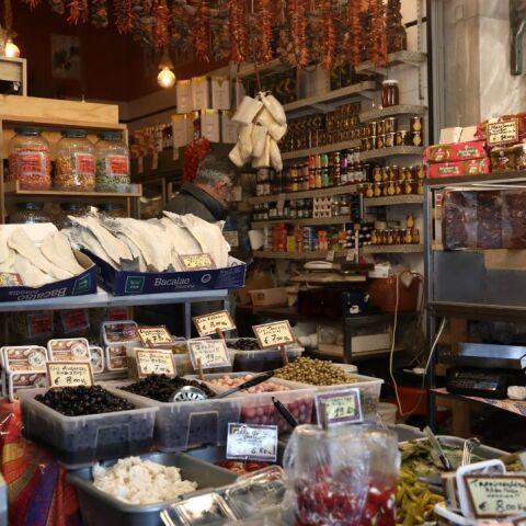 Πάγκος με σαρακοστιανά στη Βαρβάκειο Αγορά