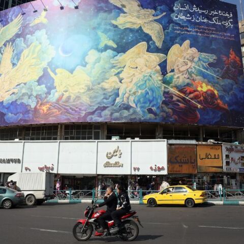 Η Ινδία ζητά από τους πολίτες της να φύγουν άμεσα από το Ιράν λόγω της επιδεινούμενης κατάστασης και της αυξανόμενης στρατιωτικής πίεσης προς την Τεχεράνη.