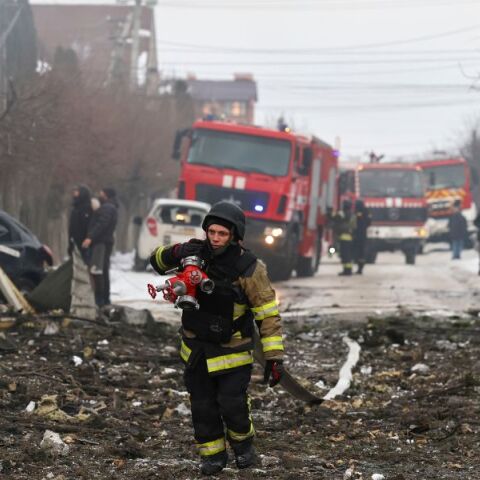 Τρεις νεκροί σε Οδησσό και Ζαπορίζια από ρωσικούς βομβαρδισμούς - Η Ουκρανία μετρά πληγές καθώς ο πόλεμος εισέρχεται αύριο στο πέμπτο έτος του.