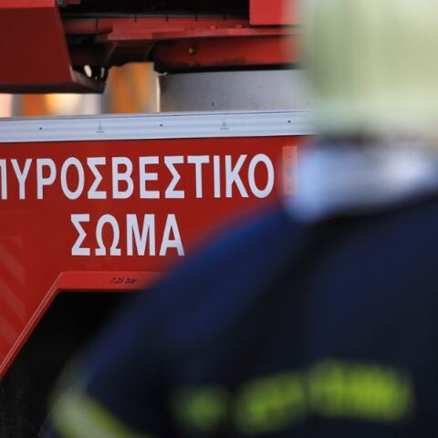 Υπό μερικό έλεγχο η φωτιά στο στρατόπεδο Κόδρα στη Θεσσαλονίκη - Επιχείρησαν 23 πυροσβέστες, χωρίς να υπάρξει κίνδυνος επέκτασης εκτός κτιρίου.