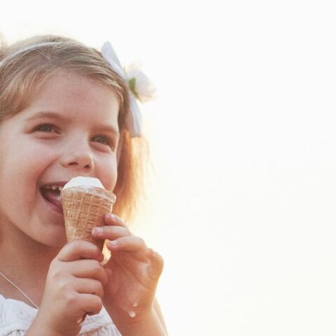 Τι συμβαίνει στον εγκέφαλο των παιδιών που τρώνε πολλά γλυκά και λιπαρά 