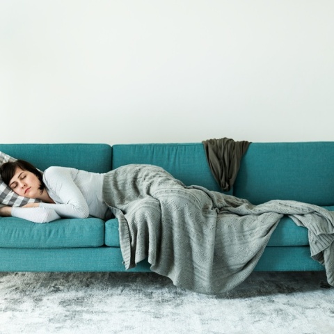 Γυναίκα που κοιμάται στον καναπέ