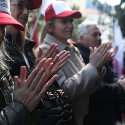 Οι εργαζόμενοι σε επισιτισμό και τουρισμό πραγματοποιούν πορεία στο Μέγαρο Μαξίμου, διεκδικώντας συλλογικές συμβάσεις και ενίσχυση του ταμείου ανεργίας.