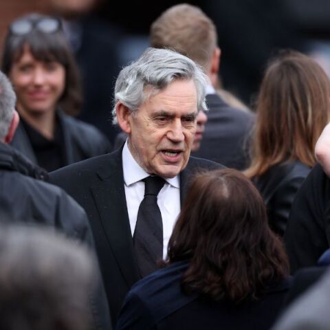 Ο Γκόρντον Μπράουν ηγείται των αποκαλύψεων για το σκάνδαλο Έπσταϊν στη Βρετανία, οδηγώντας σε συλλήψεις υψηλόβαθμων προσώπων και του πρίγκιπα Άντριου.