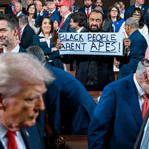 Πέταξαν έξω από το Κογκρέσο βουλευτή των Δημοκρατικών που σήκωσε πλακάτ «οι μαύροι δεν είναι πίθηκοι» όταν μπήκε ο Τραμπ