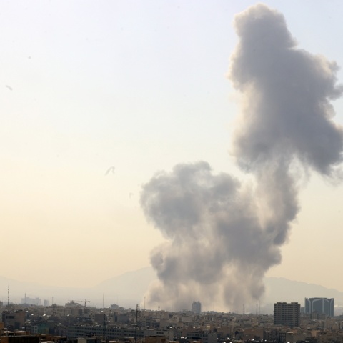 Καπνοί πάνω από την Τεχεράνη μετά τα πλήγματα από ΗΠΑ και Ισραήλ