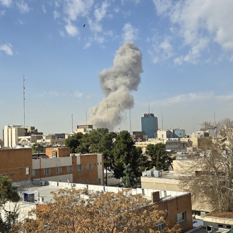 Καπνοί από την επίθεση του Ισραήλ και των ΗΠΑ στο Ιράν