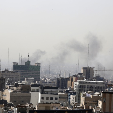 Καπνοί στο Ιράν μετά την επίθεση ΗΠΑ - Ισραήλ