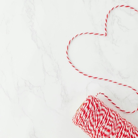 Κόκκινη και άσπρη κλωστή όπως αυτή που φτιάχνουμε τον Μάρτη ή το μαρτάκι