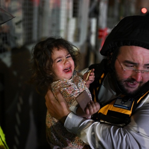 Παιδί που κλαίει στην αγκαλιά διασώστη