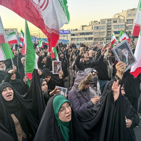 Πολίτες διαμαρτύρονται στο Ιράν για τον θάνατο του Χαμενεΐ