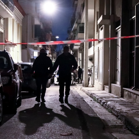 Αστυνομικοί έξω από το σπίτι όπου διέμενε η 31χρονη έγκυος με τον 38χρονο σύντροφό της στον Κολωνό