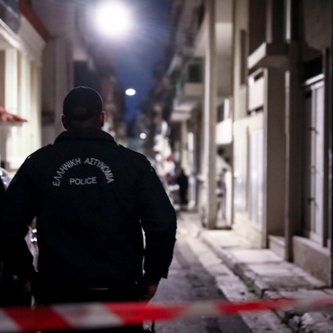 Αστυνομικές αρχές έξω από το σπίτι όπου εντοπίστηκε νεκρή η 31χρονη έγκυος