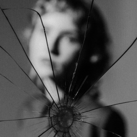 Ρωγμές, ψευδείς εαυτοί και η αναζήτηση της ψυχικής συνοχής