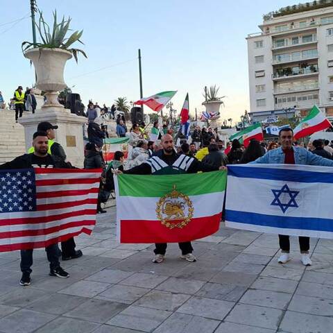 Ιρανοί συγκεντρώθηκαν στην πλατεία Συντάγματος πανηγυρίζονται για τον θάνατο του Αγιατολάχ Χαμενεΐ