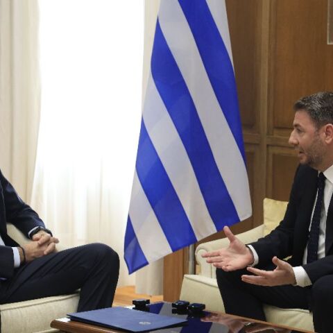 Μητσοτάκης σε Ανδρουλάκη:  Η σημαία και η καρδιά μας είναι στην Κύπρο