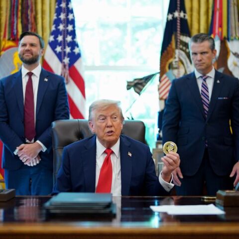 Το υπουργείο Δικαιοσύνης των ΗΠΑ αποσύρει προσφυγές κατά δικηγορικών εταιρειών που αμφισβήτησαν εκτελεστικά διατάγματα της κυβέρνησης του Ντόναλντ Τραμπ.