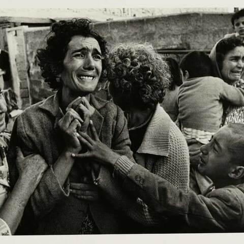 1964, Κύπρος. Γυναίκα από την Τουρκία μαθαίνει για τον θάνατο του συζύγου της © Σερ Ντον Μακάλιν