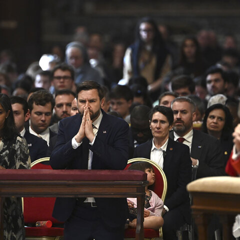 Ο αντιπρόεδρος των ΗΠΑ Τζέι Ντι Βανς και η σύζυγός του προσεύχονται στη Βασιλική του Αγίου Πέτρου στο Βατικανό © Isabella Bonotto/Anadolu μέσω Getty Images