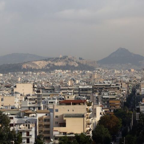 Ο καιρός σήμερα: Βροχές και καταιγίδες στα βόρεια, σκόνη και άνεμοι έως 5 μποφόρ - Έως 20°C η θερμοκρασία, τοπικά περιορισμένη ορατότητα.