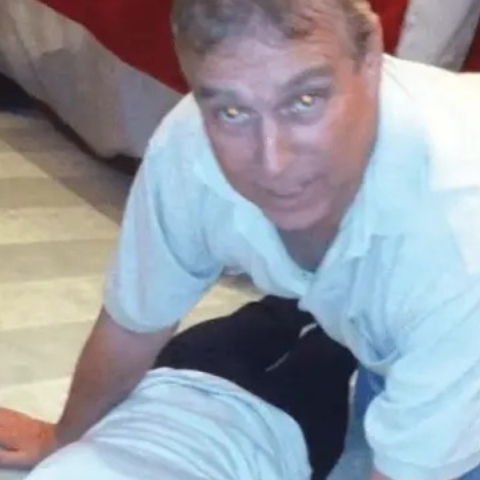 Η επίμαχη φωτογραφία που έκαψε τον πρώην πρίγκιπα Άντριου 