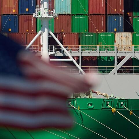 Αμερικανικό δικαστήριο διατάσσει επιστροφές άνω των 130 δισ. δολαρίων σε εισαγωγείς για δασμούς της κυβέρνησης Τραμπ που κρίθηκαν παράνομοι.