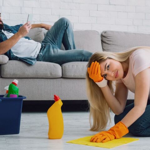 Διεθνής έρευνα δείχνει ότι πολλοί νέοι άνδρες έχουν πιο παραδοσιακές απόψεις για τους ρόλους των φύλων σε σχέση με παλαιότερες γενιές