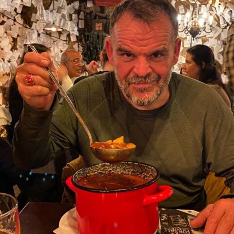 Για live jazz και καυτερά γκούλας στο απίθανο “For Sale Pub” της Βουδαπέστης