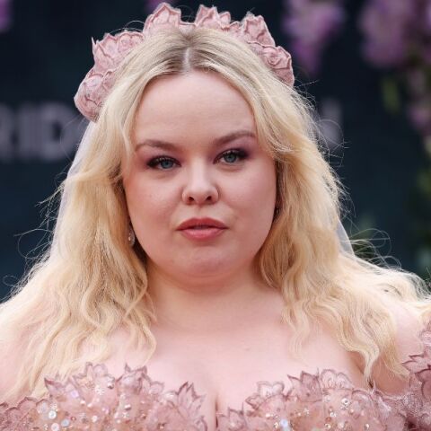 Η ηθοποιός της σειράς Bridgerton Νίκολα Κόχλαν δηλώνει ότι δεν θέλει να θεωρείται σύμβολο body positivity και ζητά να σταματήσουν τα σχόλια για το σώμα της.