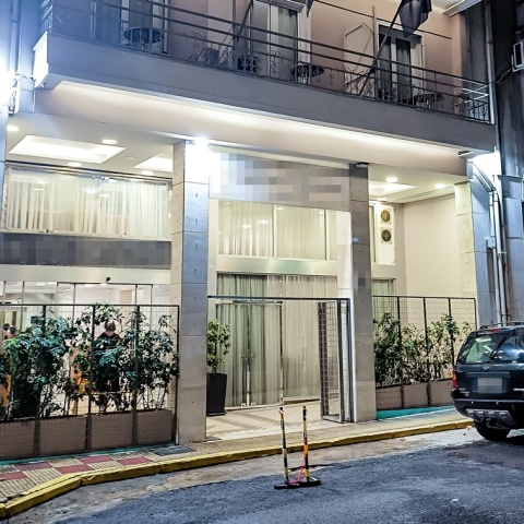 Το ξενοδοχείο από όπου έπεσε ο 15χρονος στα εξάρχεια