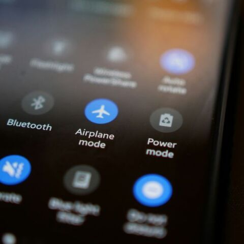 Πρώην αεροσυνοδός εξηγεί γιατί η λειτουργία πτήσης είναι απαραίτητη και αποκαλύπτει άγνωστους κανόνες για πιλότους και πληρώματα.