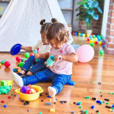 Παιδιά παίζουν με παιχνίδια