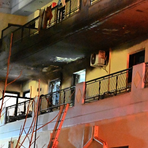 Άποψη του μπαλκονιού του σπιτιού μετά την κατάσβεση της φωτιάς