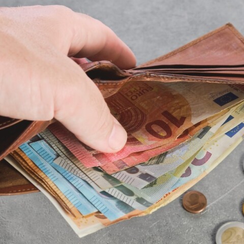 Πορτοφόλι με χαρτονομίσματα και κέρματα του ευρώ
