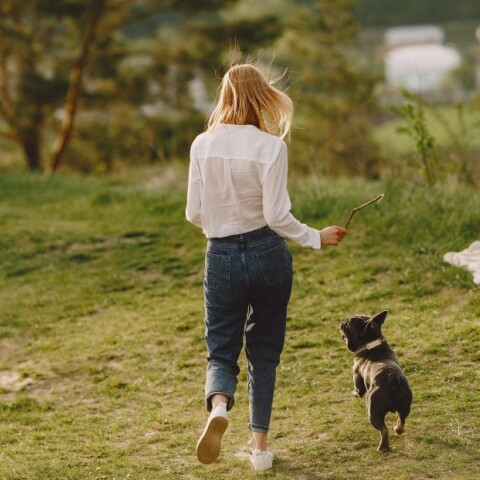 Γυναίκα βγάζει βόλτα τον σκύλο στην εξοχή